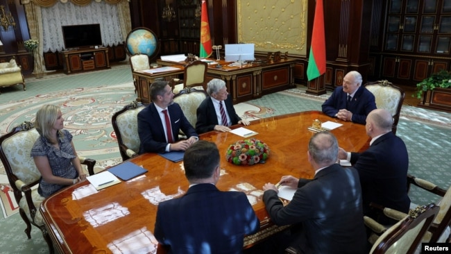 Aleksandr Lukaşenko Minskdə Con Koulu qəbul edir.